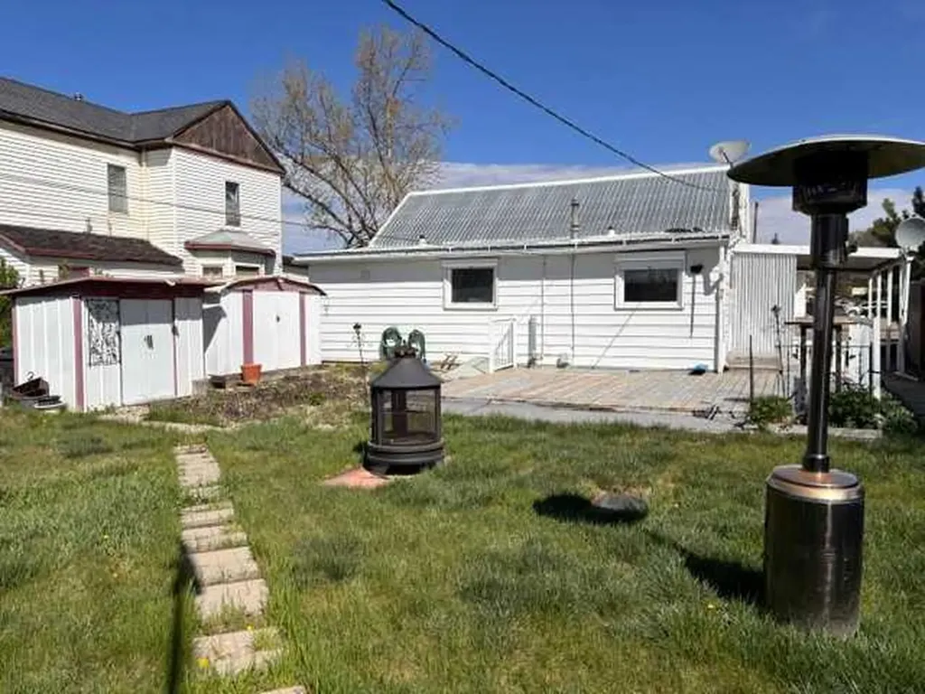 341 50 Avenue W Claresholm AB T0L0T0