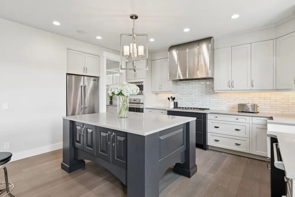 10 Timberline Place SW Calgary AB T3H 0W3