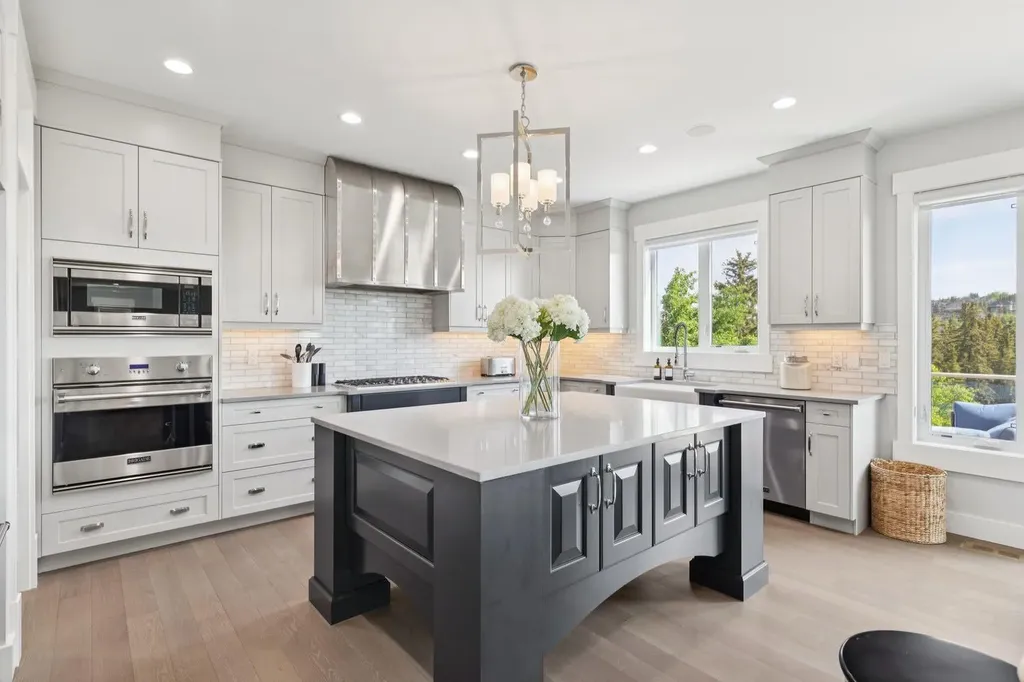 10 Timberline Place SW Calgary AB T3H 0W3