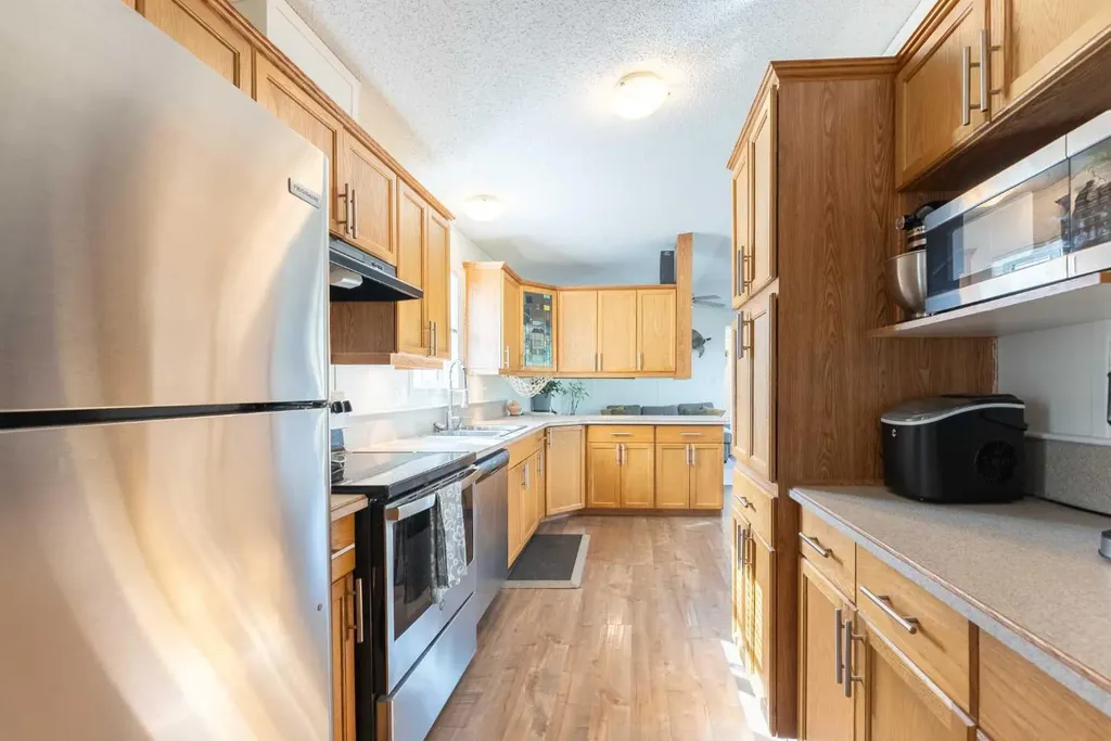 22408 27 Avenue Bellevue AB T0K 0C0
