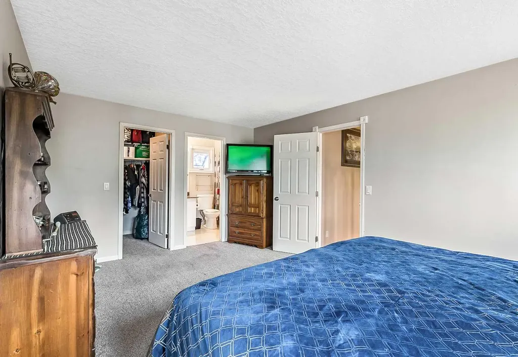 36 Millside Way SW Calgary AB T2Y 2P7