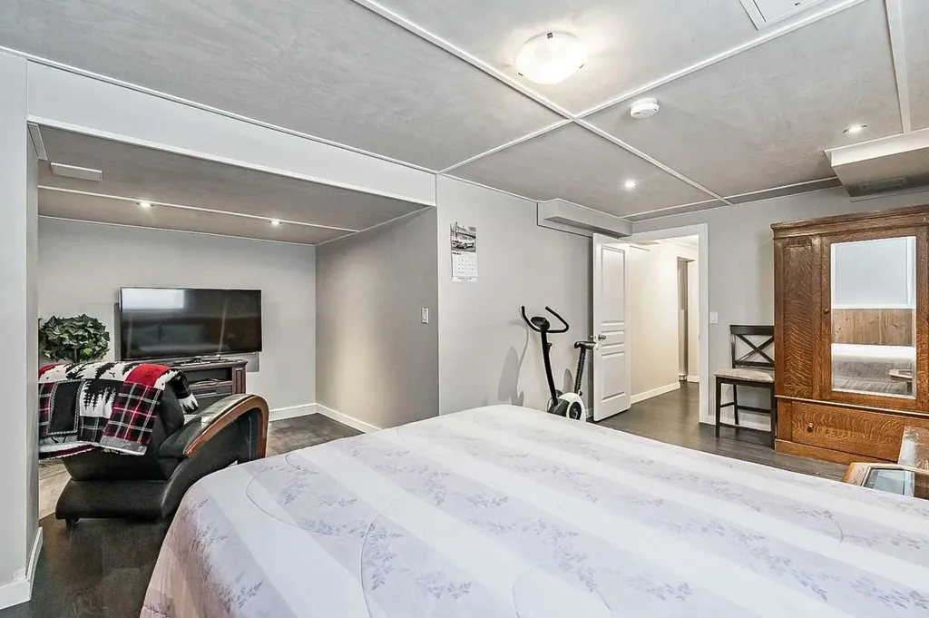 36 Millside Way SW Calgary AB T2Y 2P7