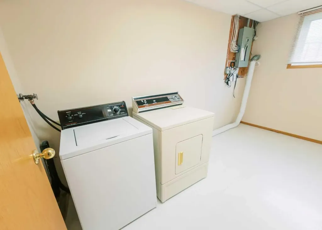 4814B 48 Street Stettler AB T4K1A5