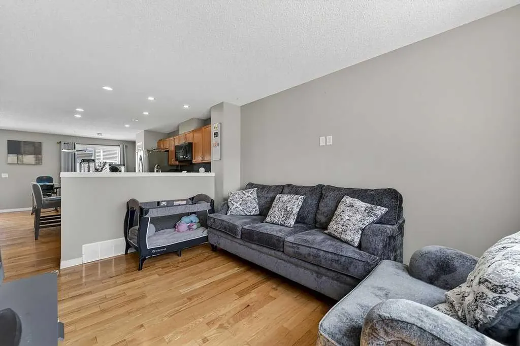 3031 New Brighton Gardens SE Calgary AB T2Z 4J4