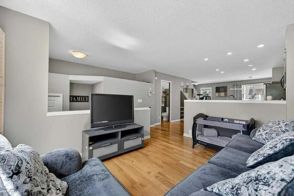 3031 New Brighton Gardens SE Calgary AB T2Z 4J4
