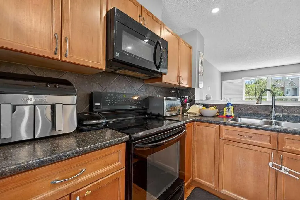 3031 New Brighton Gardens SE Calgary AB T2Z 4J4