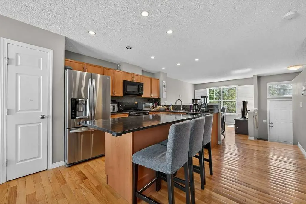 3031 New Brighton Gardens SE Calgary AB T2Z 4J4