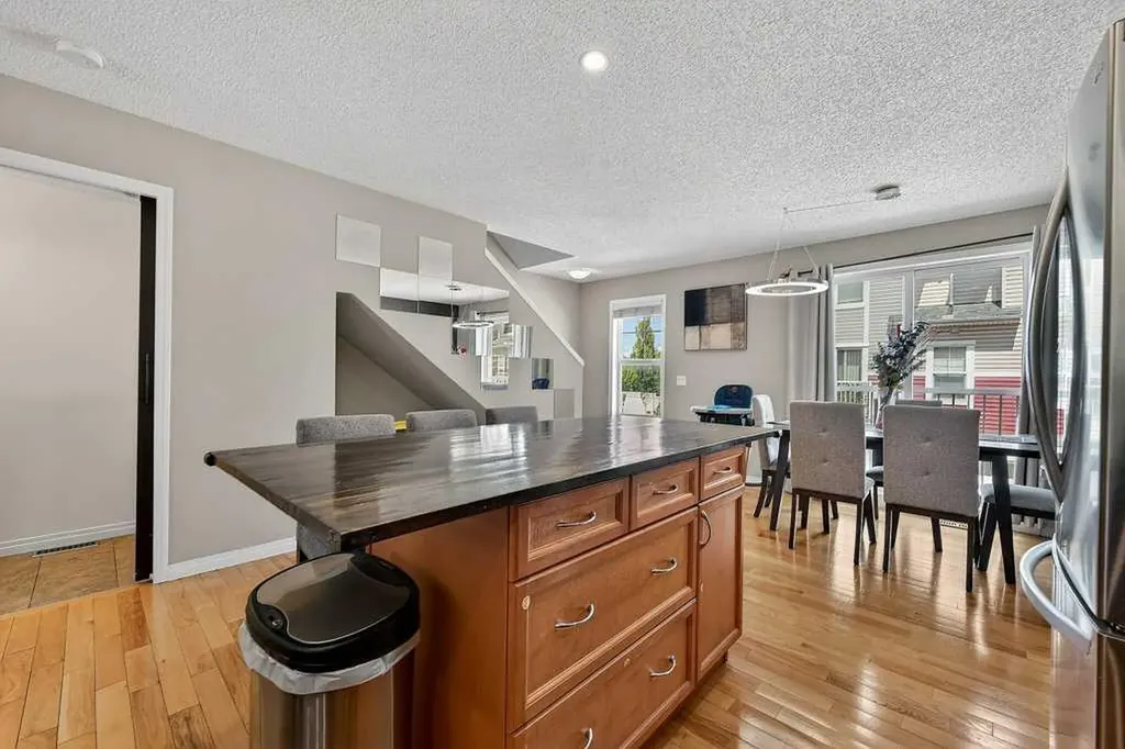 3031 New Brighton Gardens SE Calgary AB T2Z 4J4