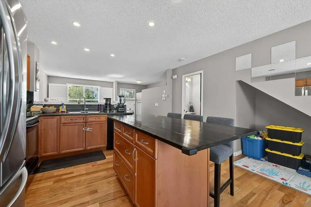 3031 New Brighton Gardens SE Calgary AB T2Z 4J4