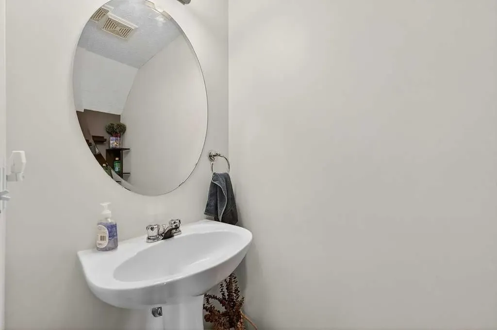 3031 New Brighton Gardens SE Calgary AB T2Z 4J4