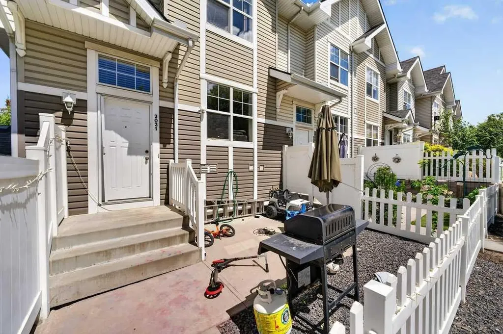 3031 New Brighton Gardens SE Calgary AB T2Z 4J4