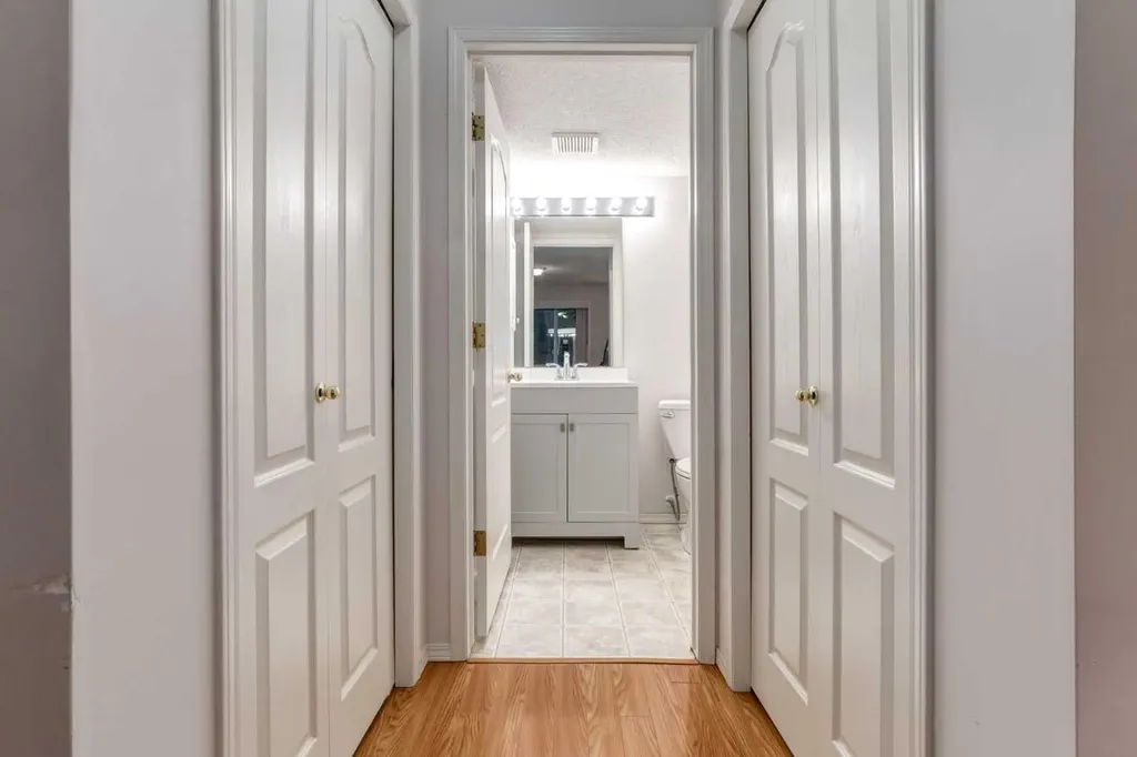 20 Sierra Morena Mews SW Calgary AB T3H 3K6