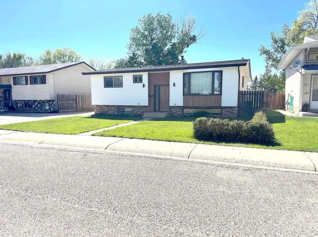 53 Collins Crescent SE Medicine Hat AB T1B 1T7