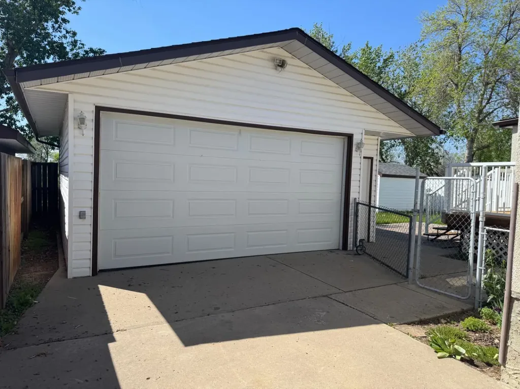 53 Collins Crescent SE Medicine Hat AB T1B 1T7