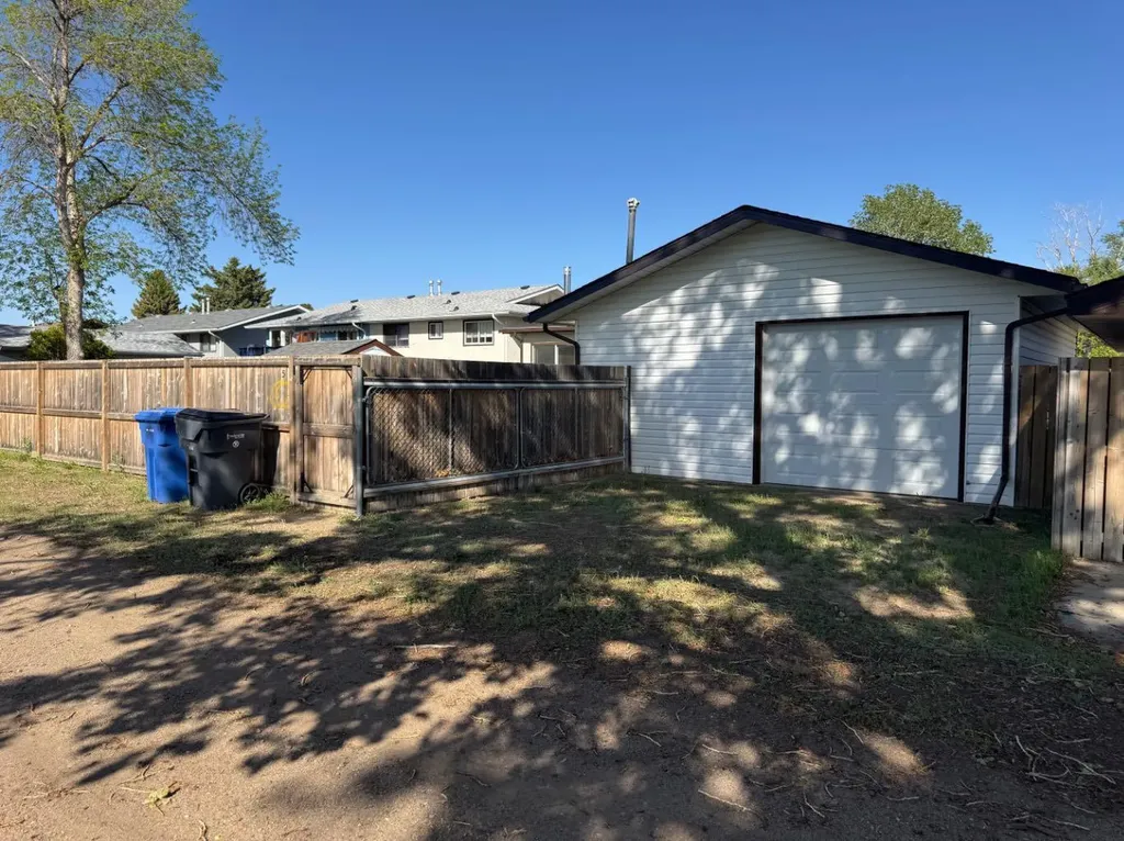53 Collins Crescent SE Medicine Hat AB T1B 1T7