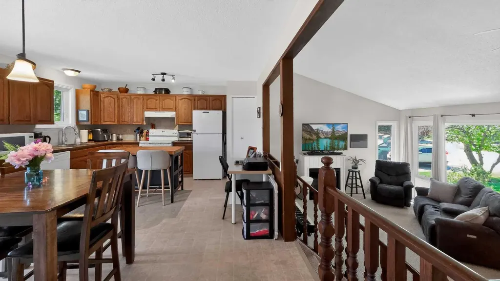 77 Iroquois Crescent W Lethbridge AB T1K5J3