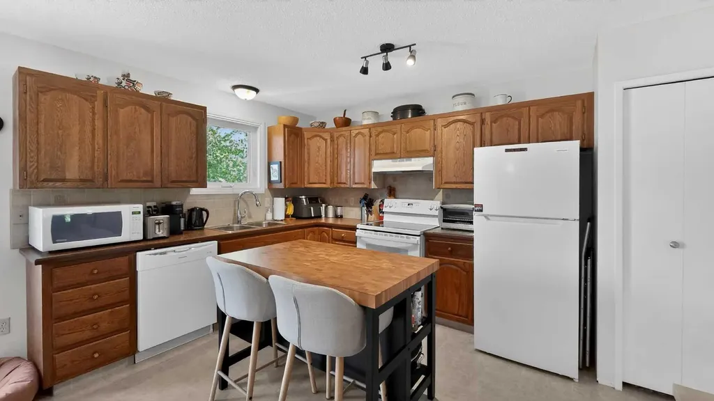 77 Iroquois Crescent W Lethbridge AB T1K5J3