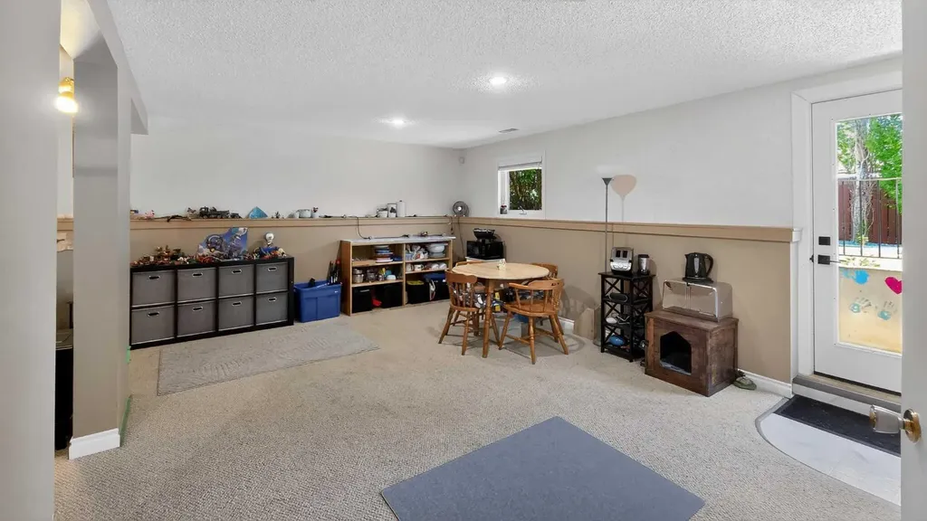 77 Iroquois Crescent W Lethbridge AB T1K5J3