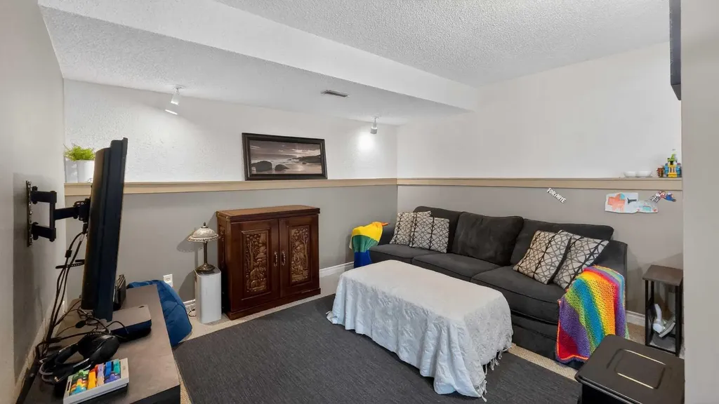 77 Iroquois Crescent W Lethbridge AB T1K5J3