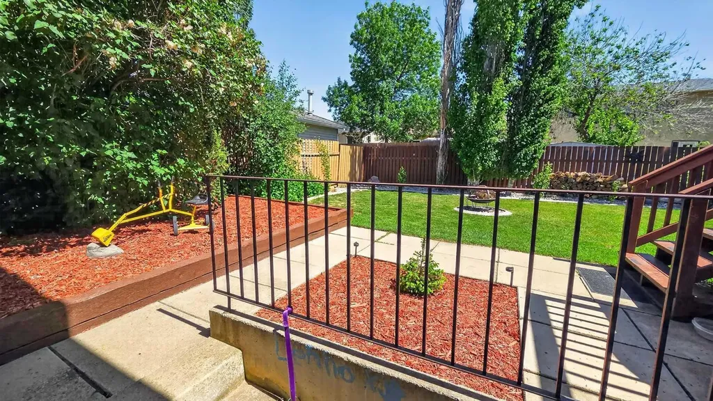 77 Iroquois Crescent W Lethbridge AB T1K5J3