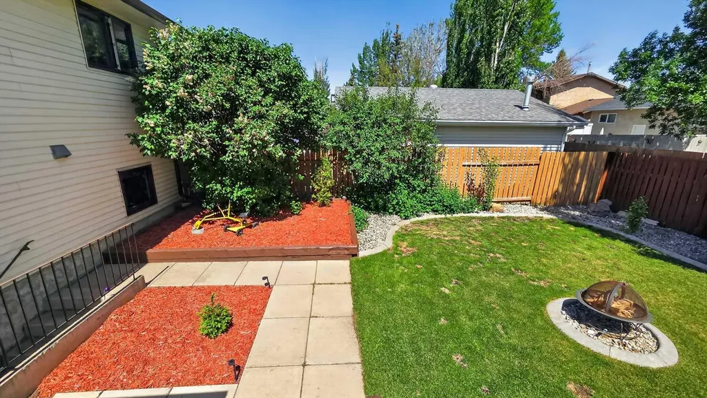 77 Iroquois Crescent W Lethbridge AB T1K5J3