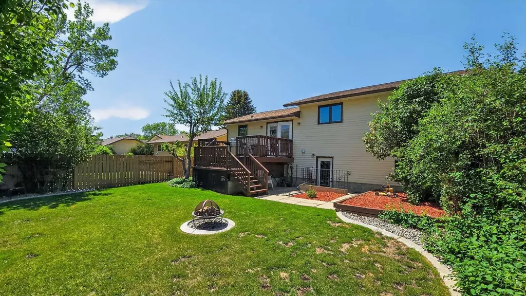 77 Iroquois Crescent W Lethbridge AB T1K5J3
