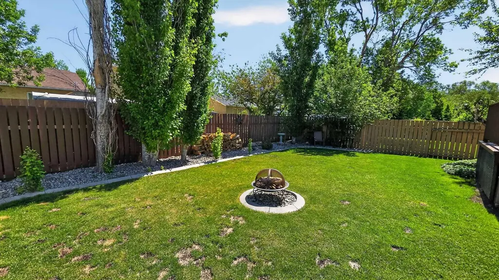 77 Iroquois Crescent W Lethbridge AB T1K5J3