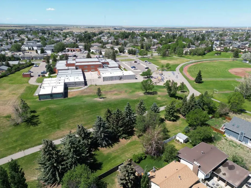 77 Iroquois Crescent W Lethbridge AB T1K5J3