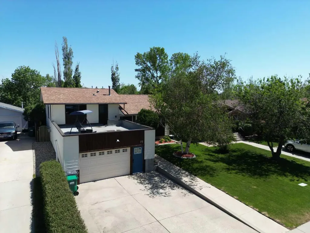 77 Iroquois Crescent W Lethbridge AB T1K5J3