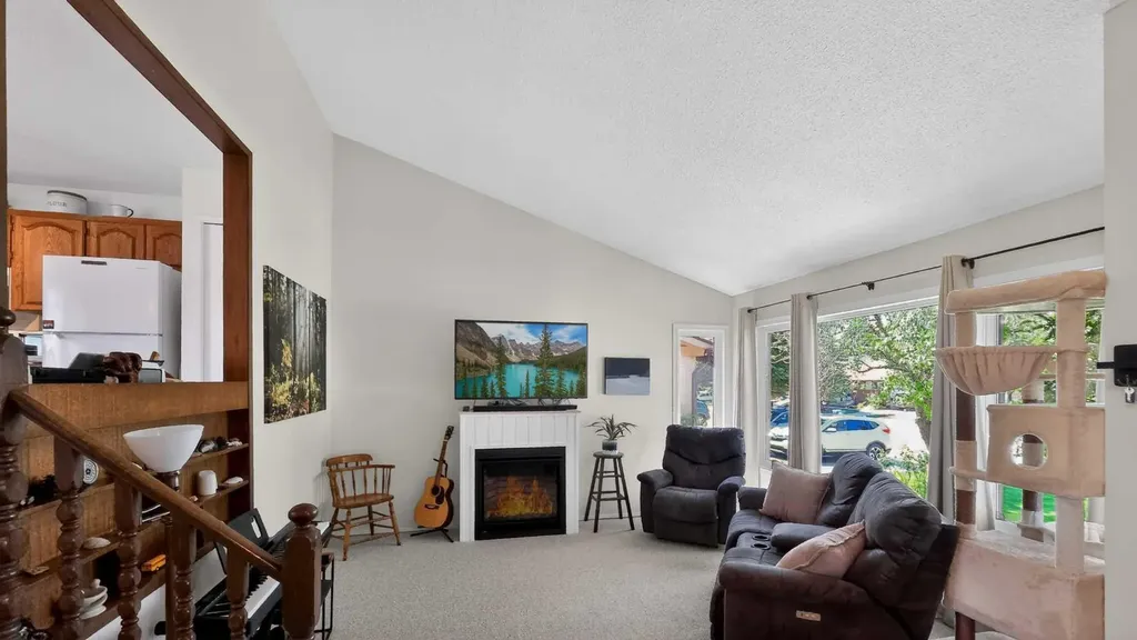 77 Iroquois Crescent W Lethbridge AB T1K5J3