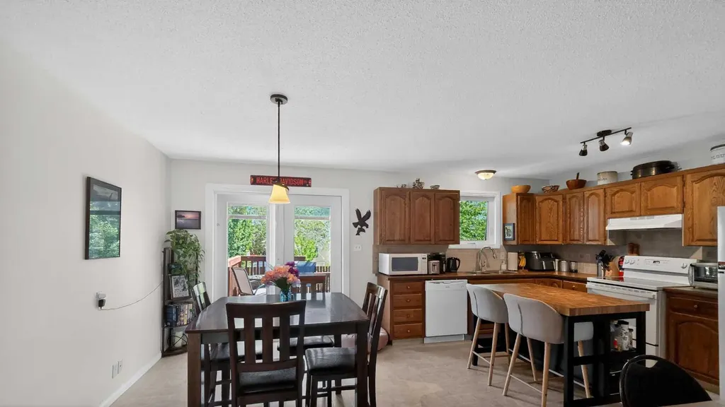 77 Iroquois Crescent W Lethbridge AB T1K5J3