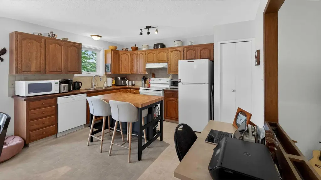 77 Iroquois Crescent W Lethbridge AB T1K5J3