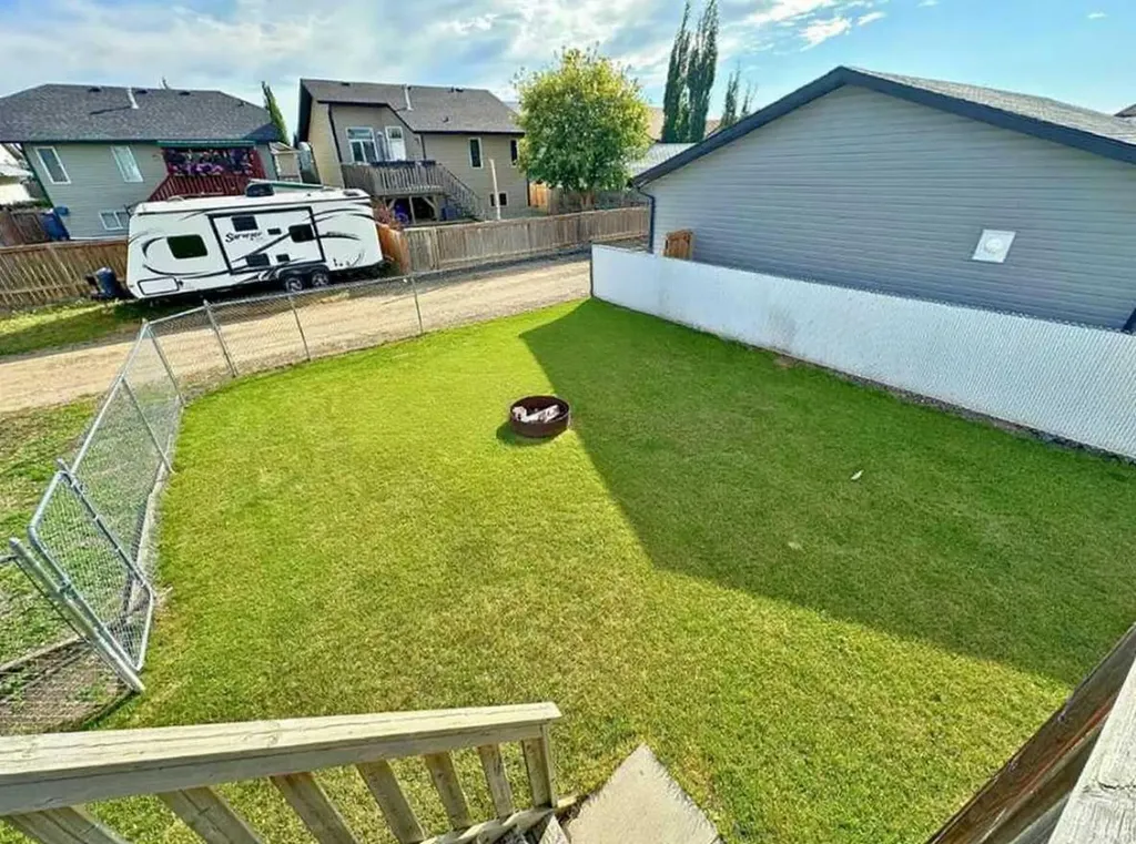 24 Elreg Street Penhold AB T0M 1R0