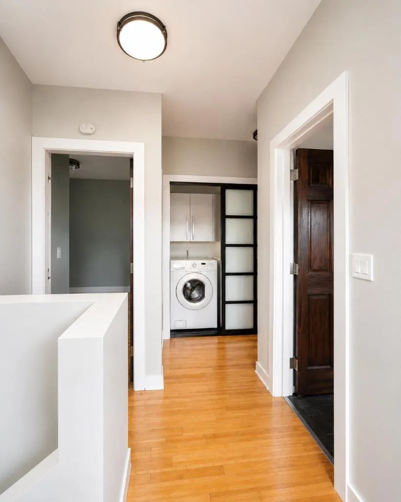 131 8 Avenue NE Calgary AB T2E 0P6