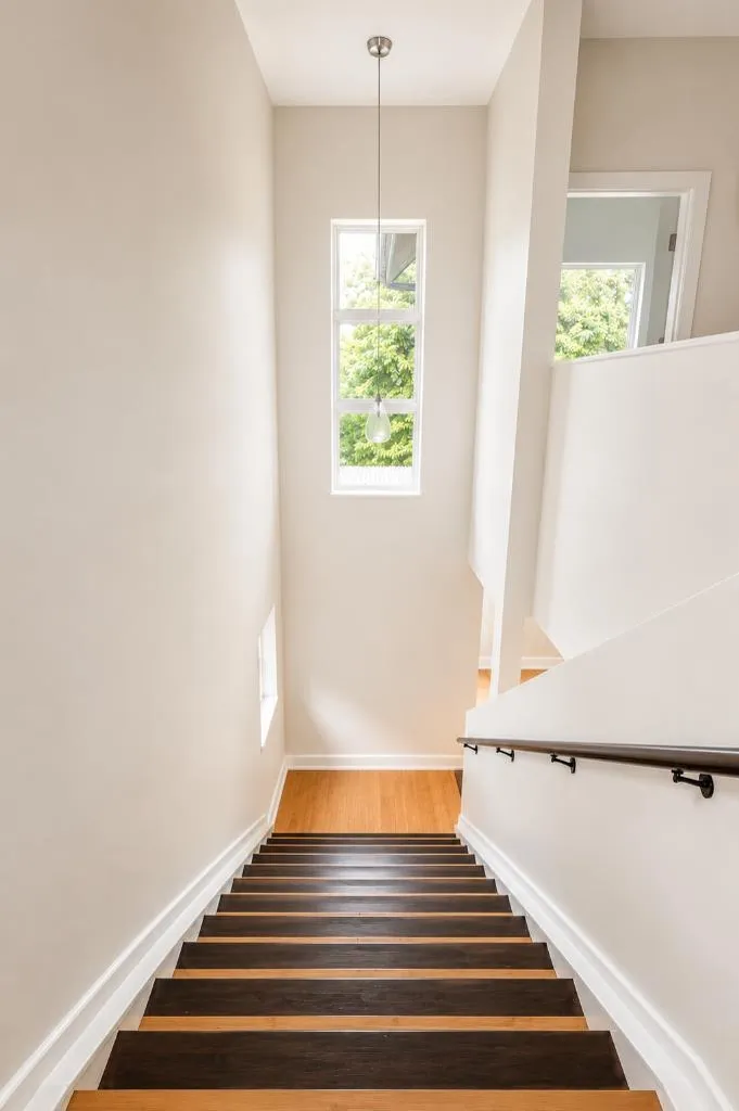 131 8 Avenue NE Calgary AB T2E 0P6