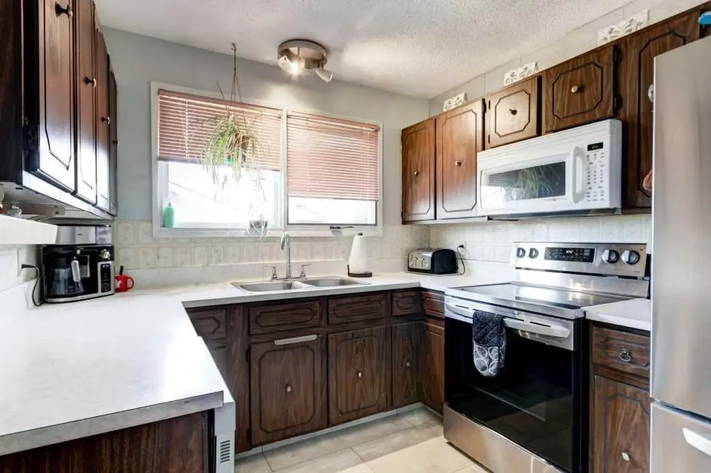 495 Queen Charlotte Road SE Calgary AB T2J5H8