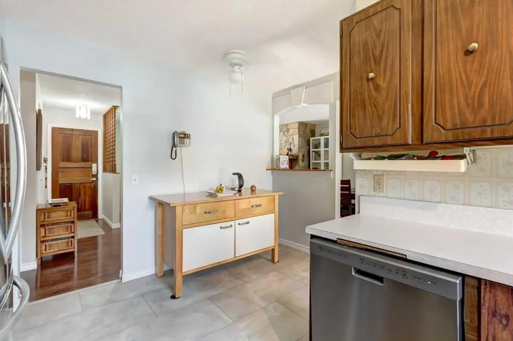 495 Queen Charlotte Road SE Calgary AB T2J5H8