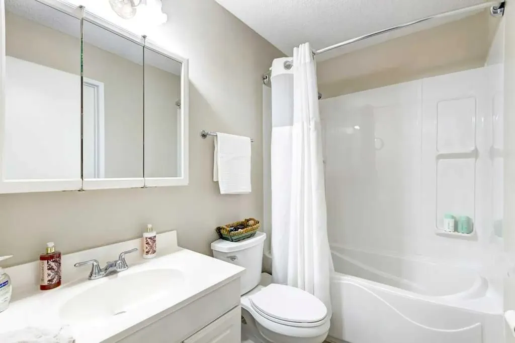 495 Queen Charlotte Road SE Calgary AB T2J5H8