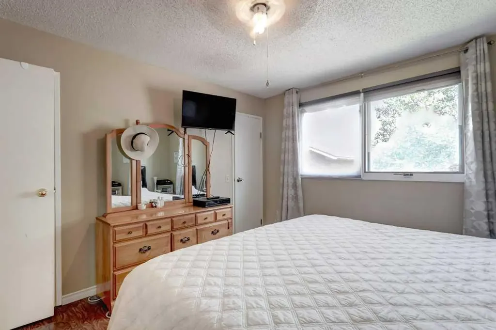 495 Queen Charlotte Road SE Calgary AB T2J5H8