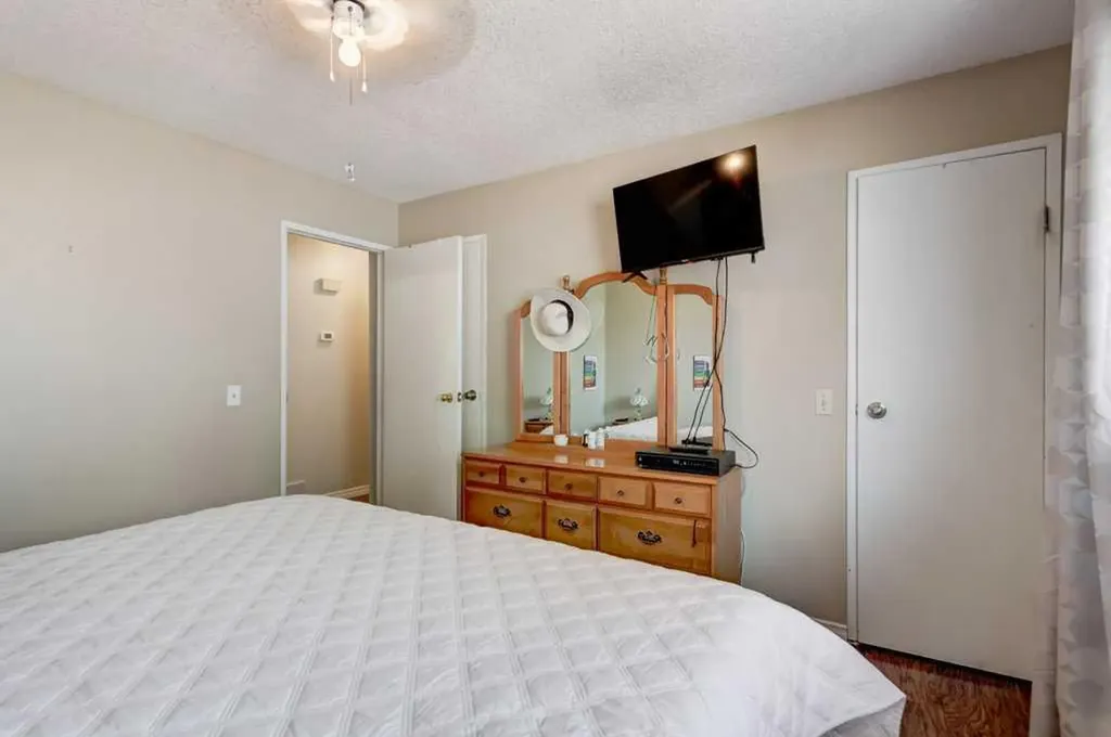 495 Queen Charlotte Road SE Calgary AB T2J5H8