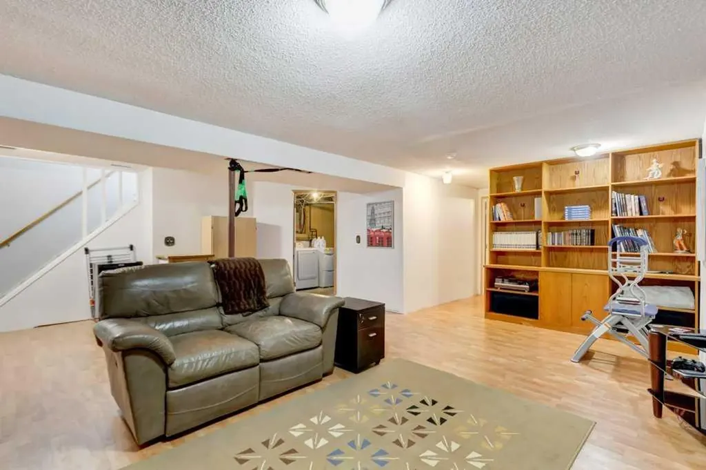 495 Queen Charlotte Road SE Calgary AB T2J5H8