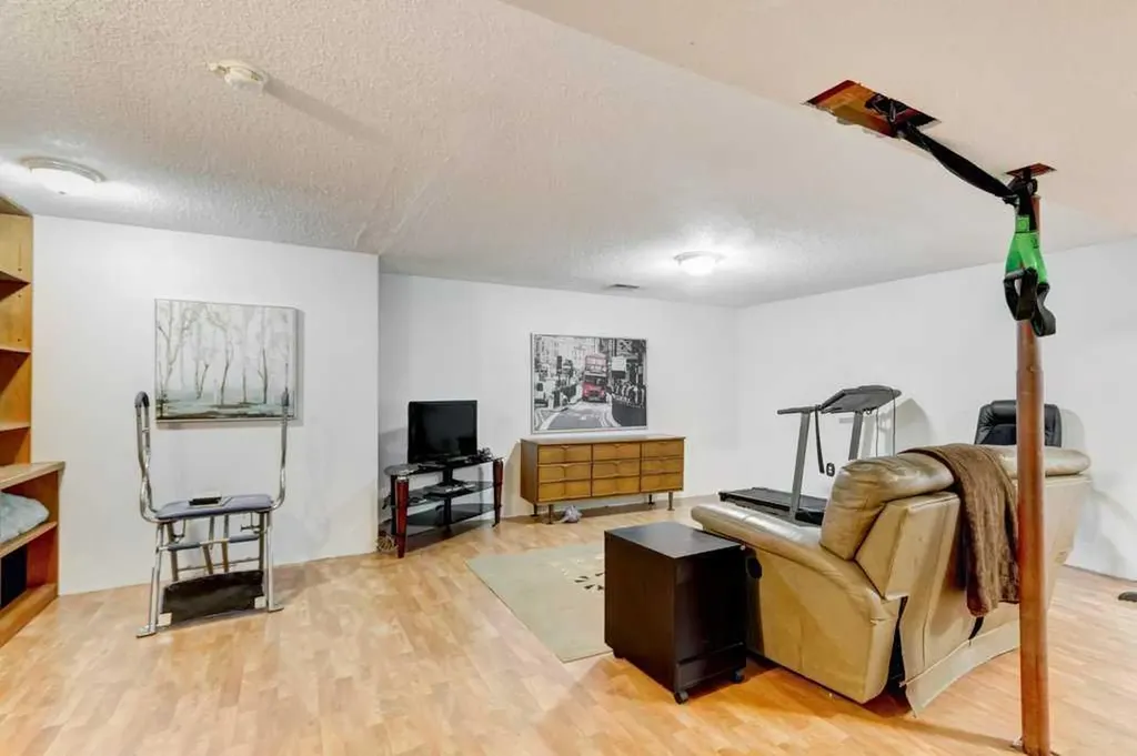 495 Queen Charlotte Road SE Calgary AB T2J5H8