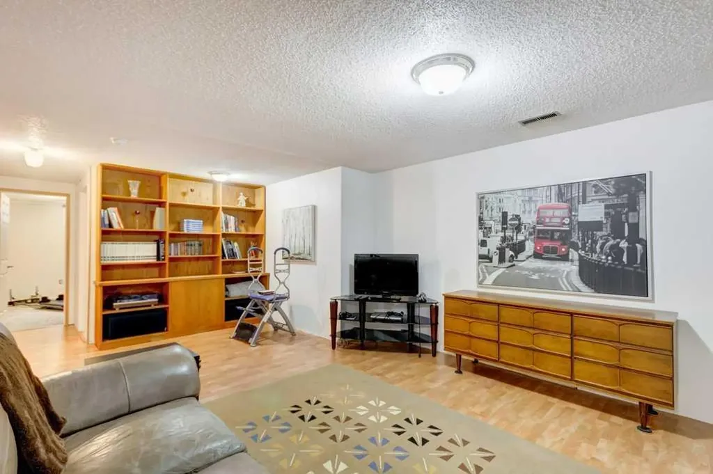 495 Queen Charlotte Road SE Calgary AB T2J5H8