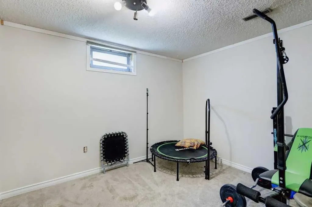 495 Queen Charlotte Road SE Calgary AB T2J5H8