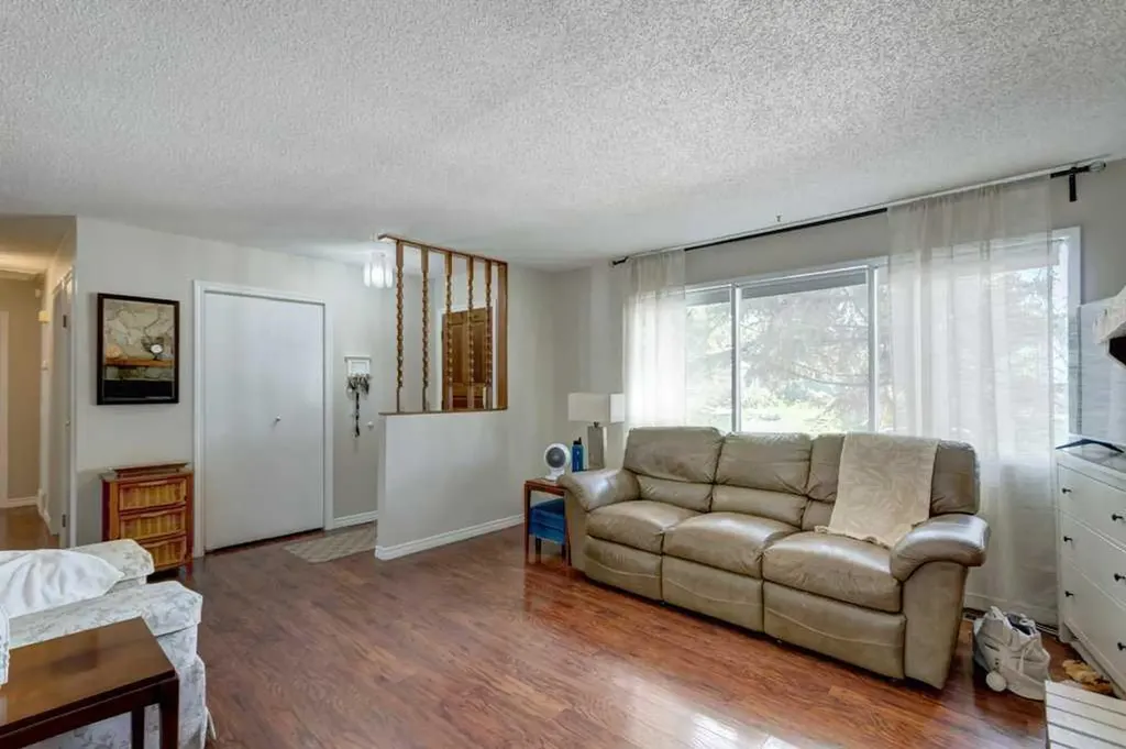 495 Queen Charlotte Road SE Calgary AB T2J5H8