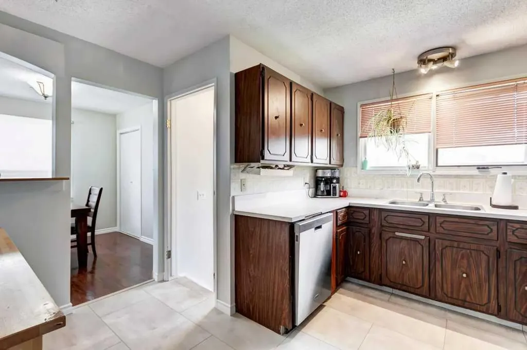 495 Queen Charlotte Road SE Calgary AB T2J5H8