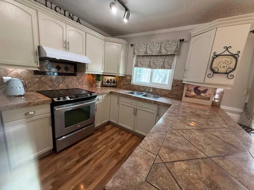 719 Parkland Drive Brooks AB T1R 0M3