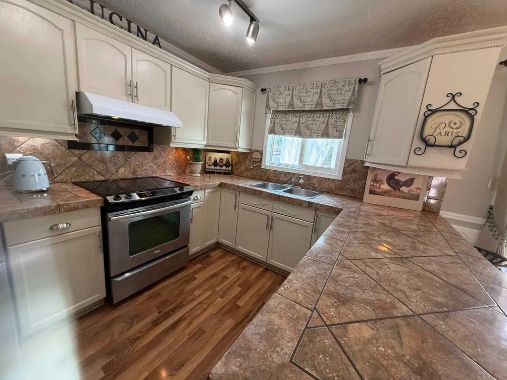 719 Parkland Drive Brooks AB T1R 0M3