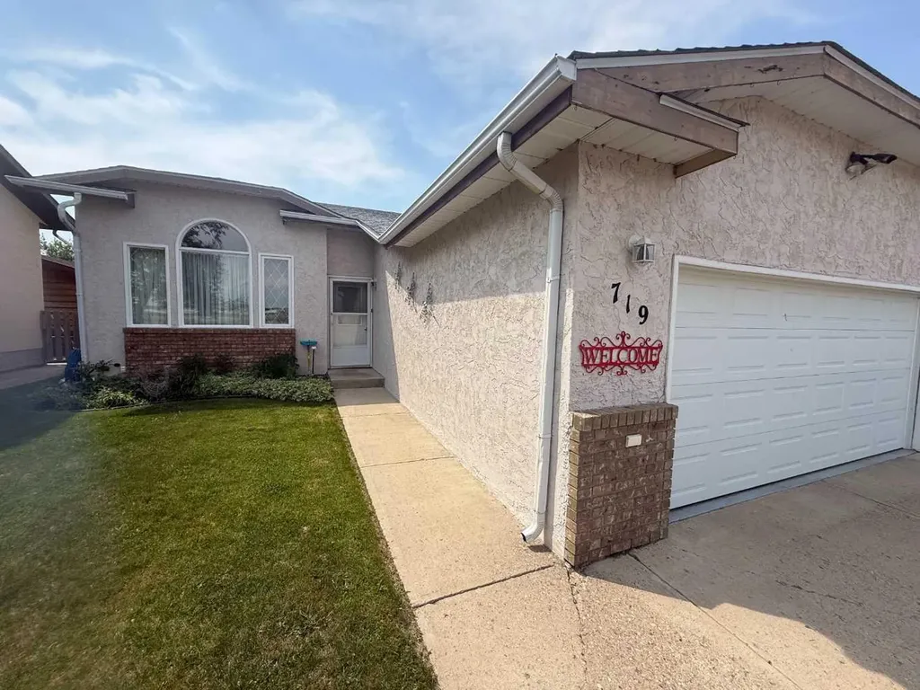 719 Parkland Drive Brooks AB T1R 0M3