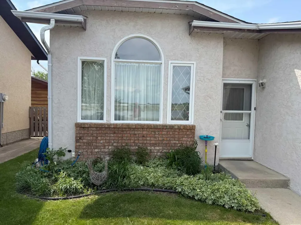 719 Parkland Drive Brooks AB T1R 0M3